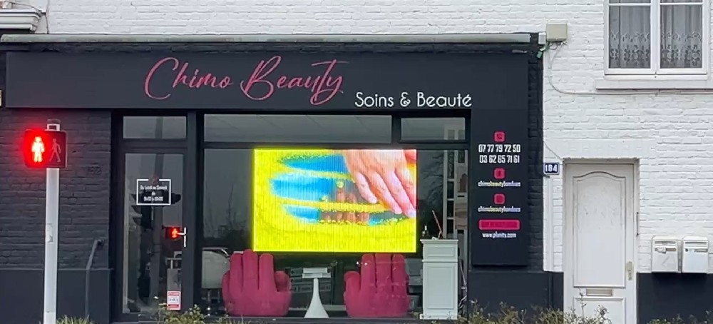 彩尼斯光電CNS-P5-10 LED貼膜屏點(diǎn)亮法國里爾美容店